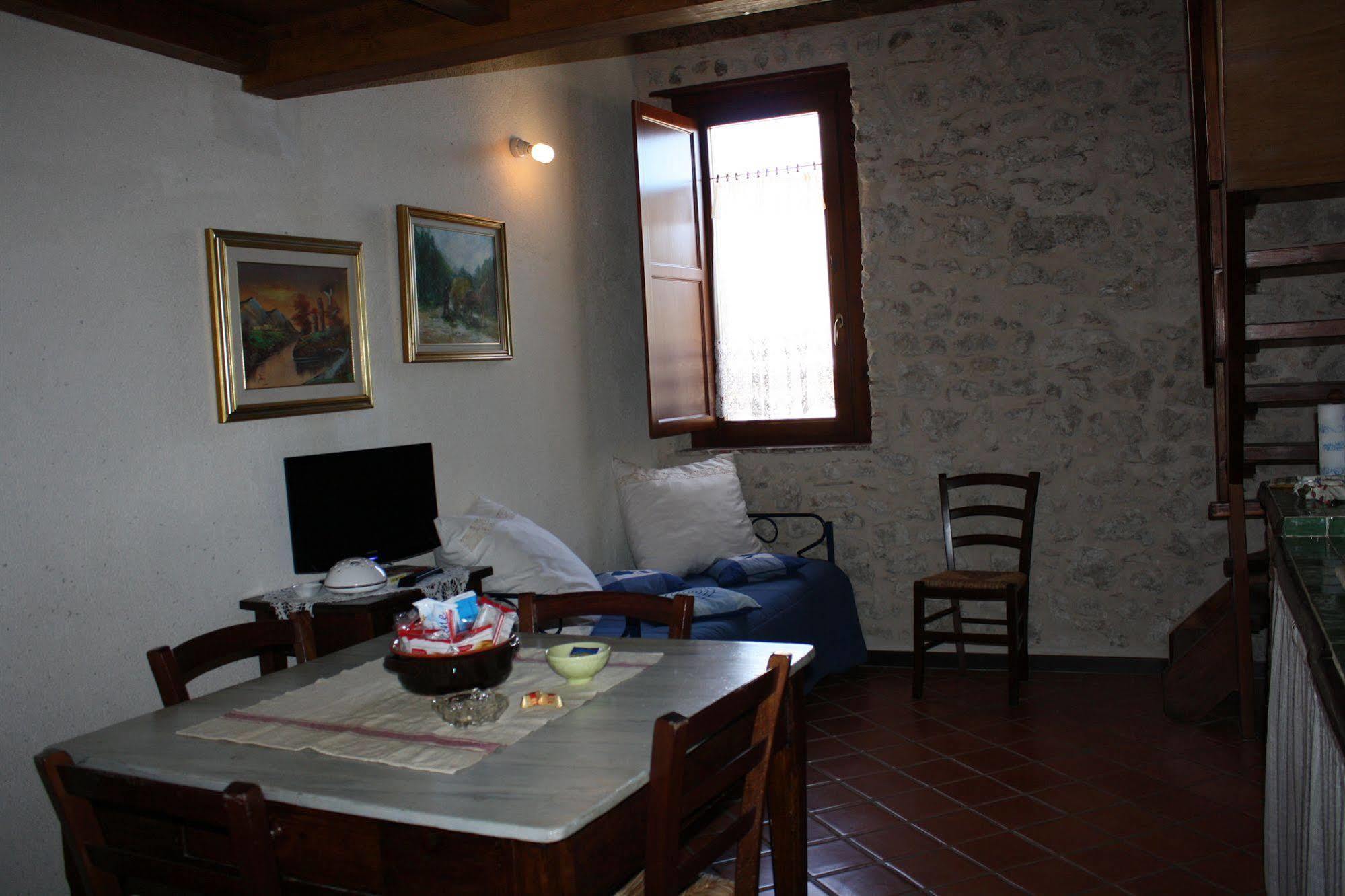 La Casa Su Le Dimore Del Borgo サント・ステーファノ・ディ・セッサーニオ エクステリア 写真